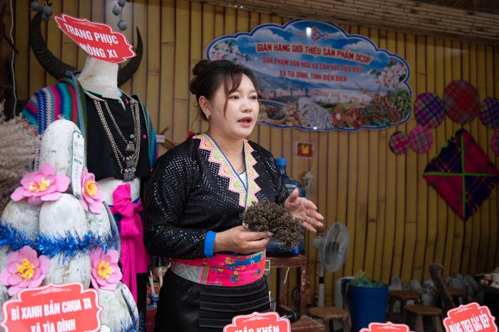 Đồng bào dân tộc Mông xã Tìa Dình, tỉnh Điện Biên giới thiệu sản phẩm OCOP với du khách.