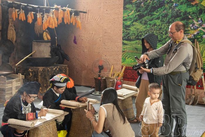 Du khách ghi lại những khoảnh khắc đẹp về nghề truyền thống.