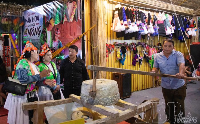 Trải nghiệm xay ngô tại không gian trưng bày của xã Quài Tở.