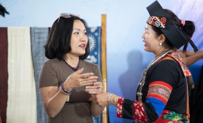 Không gian đồ lưu niệm với các họa tiết, hoa văn thổ cẩm được nhiều du khách tìm hiểu.