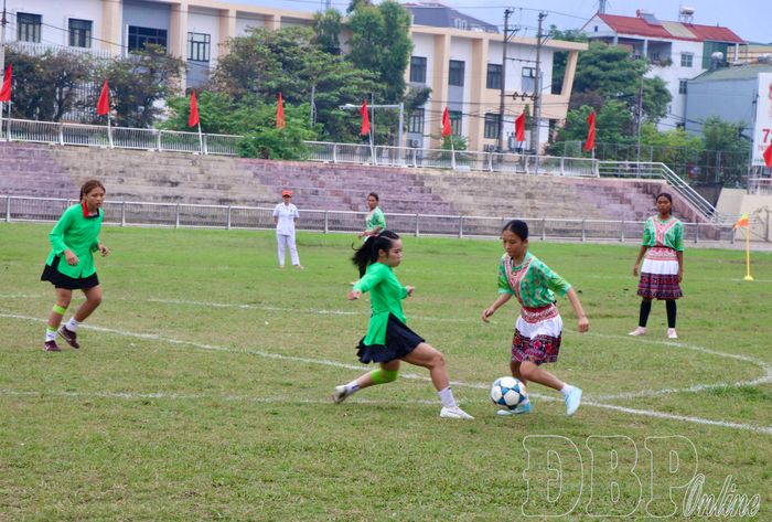 Trận đấu bóng đá nữ giữa 2 đội tuyển tỉnh Điện Biên và Tuyên Quang.