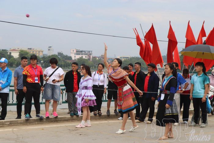 Các đội tranh tài ném pa pao.