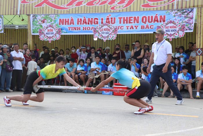 Thi đấu môn đẩy gậy.