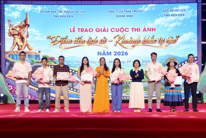 Các tác giả đạt giải hạng mục ảnh đơn nhận giải thưởng.