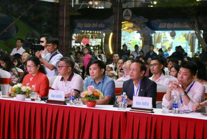 Đại biểu dự lễ trao giải Cuộc thi ảnh “Điểm đến lịch sử - Khoảnh khắc tự hào”.