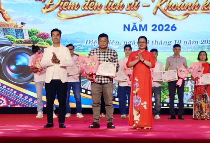 Tác giả nhận giải Nhất hạng mục ảnh bộ.
