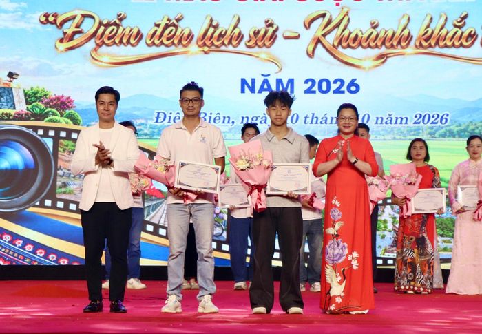 Ban Tổ chức trao giải Nhì cho các tác giả đạt giải tại hạng mục ảnh bộ.