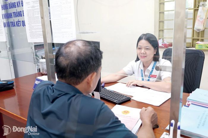 Cán bộ Trung tâm Phục vụ hành chính công phường Trảng Bom giải quyết thủ tục hành chính cho người dân.