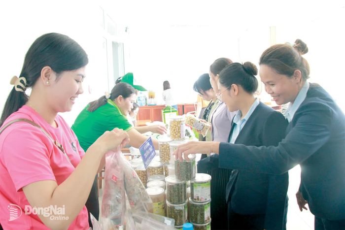 Các cơ sở sản xuất thực phẩm sạch, an toàn của phụ nữ được Hội Liên hiệp phụ nữ thành phố tạo điều kiện trưng bày, giới thiệu sản phẩm tại các buổi hội nghị, hội thảo.