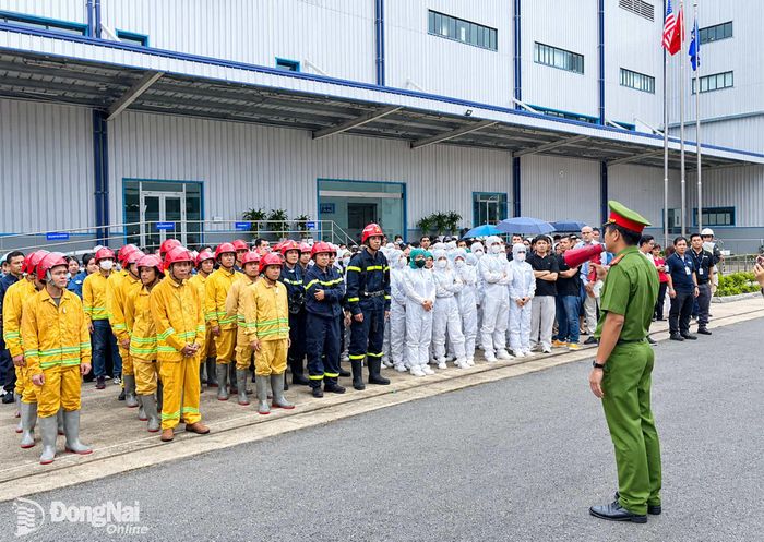 Lực lượng Cảnh sát PCCC và CNCH nhận xét buổi thực tập phương án.