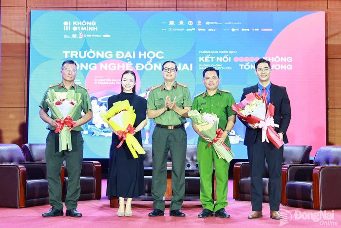 Đại diện Công an thành phố Đồng Nai tặng hoa cho các diễn giả chia sẻ với sinh viên tại chương trình. Ảnh: Công Nghĩa