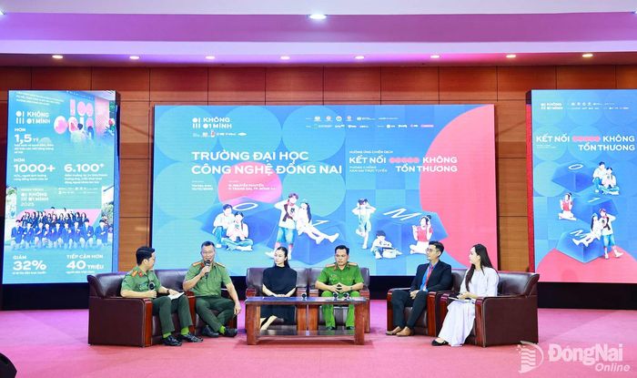 Cán bộ phụ trách công tác an ninh mạng Công an thành phố và các KOL trao đổi với sinh viên phương pháp sử dụng mạng xã hội an toàn. Ảnh: Công Nghĩa