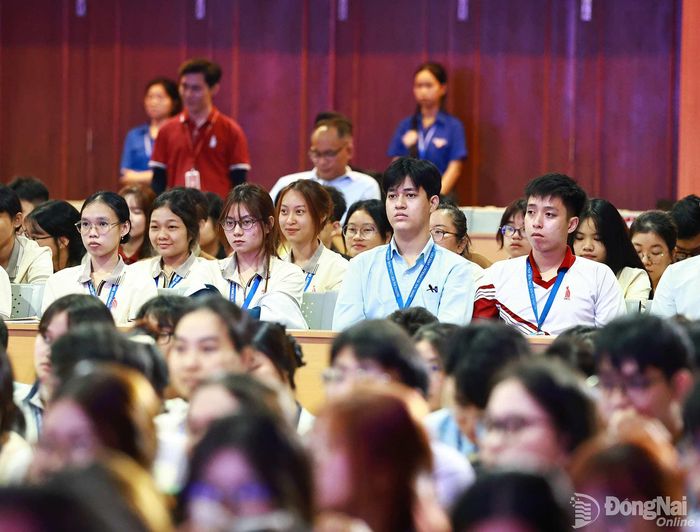 Sinh viên Trường đại học Công Nghệ Đồng Nai chăm chú theo dõi nội dung buổi lễ phát động. Ảnh: Công Nghĩa