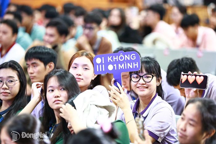 Sinh viên Trường đại học Công nghệ Đồng Nai hào ứng tham dự chương trình. Ảnh: Công Nghĩa