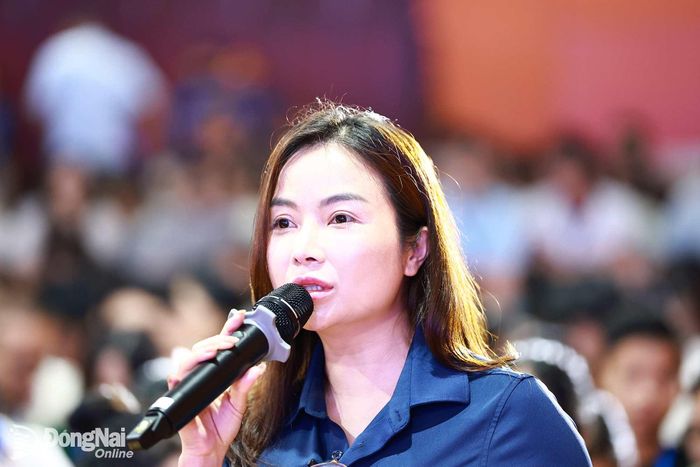 Đại diện Ngân hàng Thương mại CP Quân đội (MB) chi nhánh Đồng Nai hướng dẫn sinh viên cách phòng tránh bị lừa đảo tiền qua mạng. Ảnh: Công Nghĩa