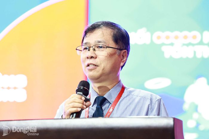 Tiến sĩ Đoàn Mạnh Quỳnh, Phó Hiệu trưởng Trường đại học Công nghệ Đồng Nai phát biểu cam kết định hướng sinh viên cùng chung tay xây dựng văn hóa ứng xử trên mạng xã hội an toàn, lành mạnh. Ảnh: Công Nghĩa