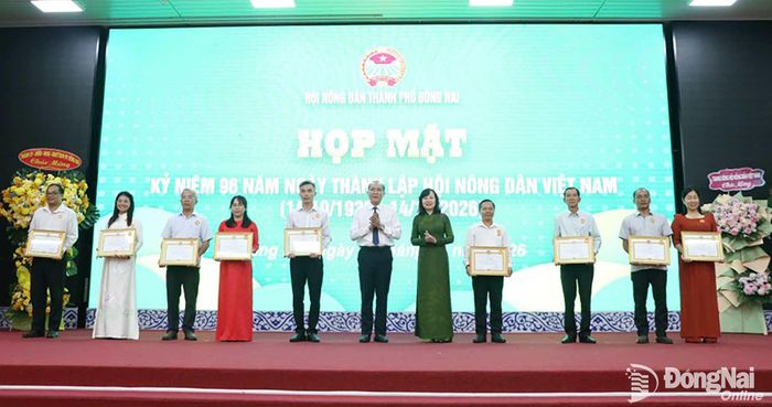 Các cá nhân, tập thể được nhận khen thưởng của Hội Nông dân thành phố Đồng Nai. Ảnh: Tố Tâm