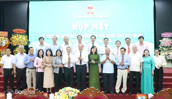 Lãnh đạo thành phố chụp hình tại lễ kỷ niệm 96 năm Ngày thành lập Hội Nông dân Việt Nam. Ảnh: Tố Tâm