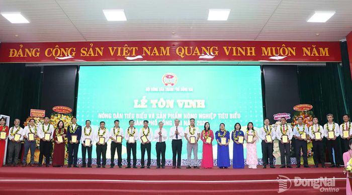 Tôn vinh nông dân và sản phẩm nông nghiệp tiêu biểu tại thành phố Đồng Nai. Ảnh: Tố Tâm