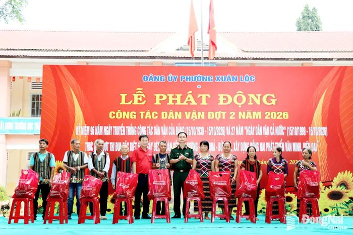 Tặng quà cho hộ gia đình khó khăn.
