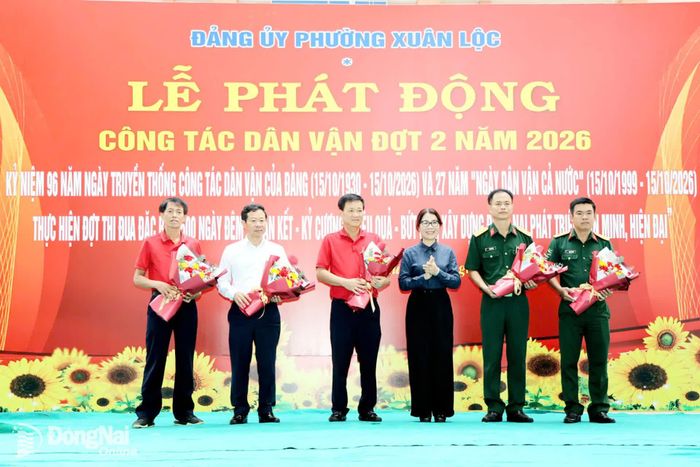 Lãnh đạo phường Xuân Lộc tặng hoa tri ân các đơn vị đồng hành hỗ trợ.
