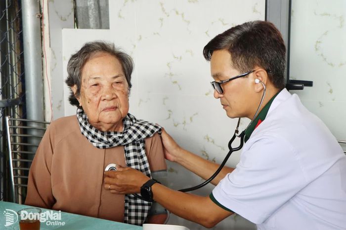 Bác sĩ Bệnh viện Quân y 7B khám bệnh cho Mẹ Việt Nam anh hùng Trần Thị Kim Vệ.