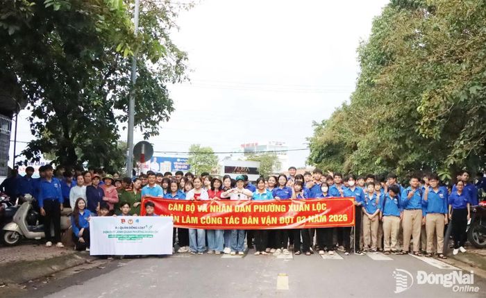 Cán bộ và nhân dân phường Xuân Lộc ra quân làm công tác dân vận.