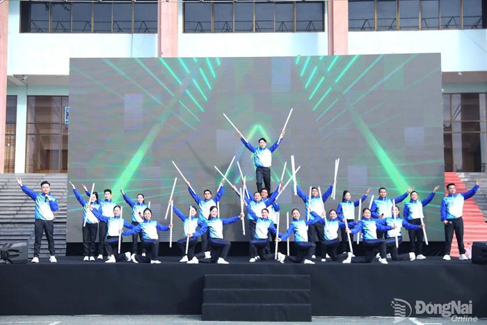 Tiết mục văn nghệ tại lễ phát động. Ảnh: Huy Anh
