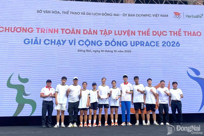Ban tổ chức trao giải cho các đội đạt thành tích xuất sắc trong môn kéo co. Ảnh: CTV