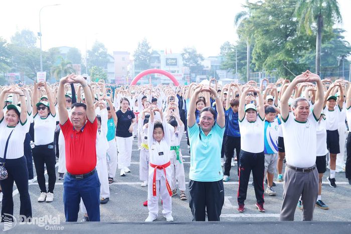 Các đại biểu, người dân thực hiện khởi động trước khi chạy hưởng ứng. Ảnh: Huy Anh