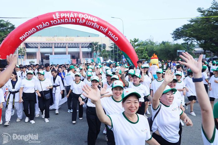 Hơn 3 ngàn người gồm cán bộ, người lao động, lực lượng vũ trang, học sinh, sinh viên của thành phố Đồng Nai tham gia chạy hưởng ứng tại lễ phát động. Ảnh: Huy Anh