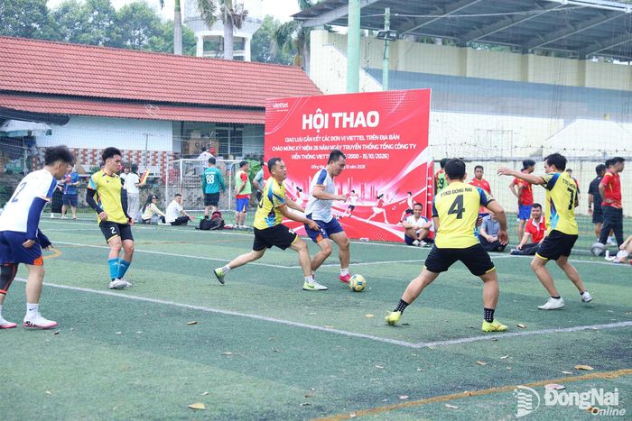 Trận đấu khai mạc giữa Viettel Đồng Nai và Trung tâm Kinh doanh Viettel Đồng Nai. Ảnh: Huy Anh