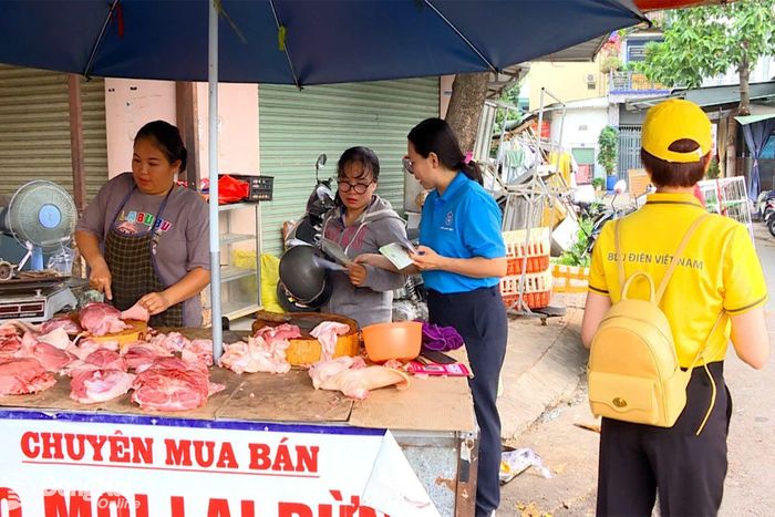 Nhân viên BHXH Đồng Nai và Bưu điện Đồng Nai tuyên truyền chính sách BHXH, BHYT đến người dân. Ảnh: CTV
