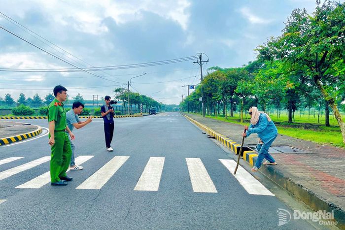 Hậu trường thực hiện video clip tuyên truyền pháp luật của Công an xã Xuân Phú, thành phố Đồng Nai. Ảnh: ĐVCC