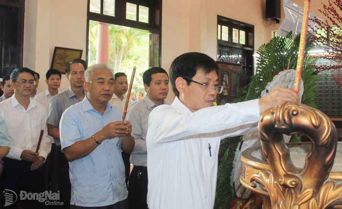 Lãnh đạo Ủy ban Kiểm tra Thành ủy dâng hương trong chuyến về nguồn. Ảnh: Đoàn Mai