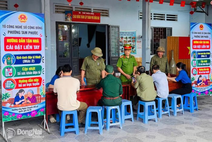 Tổ công nghệ số cộng đồng phường Tam Phước ra quân hướng dẫn người dân ngay sau lễ phát động. Ảnh: ĐPCC