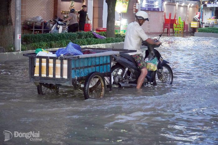 Đường Nguyễn Văn Trị, phường Trấn Biên bị ngập do triều cường sông Đồng Nai dâng cao trong chiều ngày 10-10. Ảnh: Hà Anh Chiến