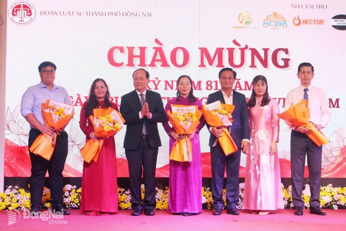 Ban chủ nhiệm Đoàn Luật sư thành phố Đồng Nai tặng hoa tri ân các mạnh thường quân có nhiều đóng góp cho công tác thiện nguyện do Đoàn Luật sư thành phố Đồng Nai phát động. Ảnh: Đ.Phú