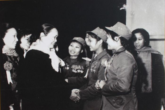 Đồng chí Nguyễn Thị Thập trò chuyện với các Anh hùng lực lượng vũ trang nhân dân Nguyễn Thị Chiên, Trần Thị Lý, Ngô Thị Tuyền. Ảnh. TL