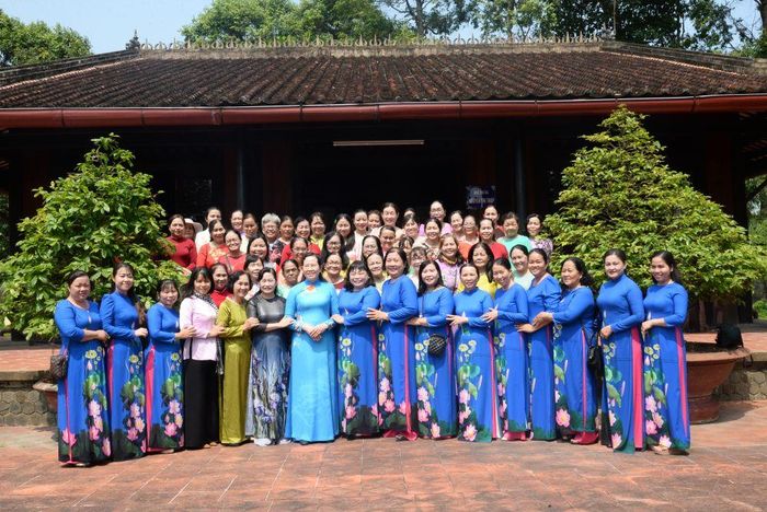 Chủ tịch Hội Liên hiệp Phụ nữ Việt Nam Lê Thị Thủy cùng lãnh đạo tỉnh, cán bộ Hội Phụ nữ tỉnh Đồng Tháp chụp ảnh lưu niệm trước Nhà thờ đồng chí Nguyễn Thị Thập.