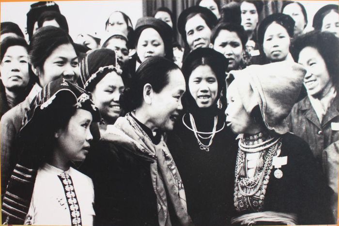 Đồng chí Nguyễn Thị Thập thường xuyên gặp gỡ cán bộ, hội viên phụ nữ. Ảnh. TL