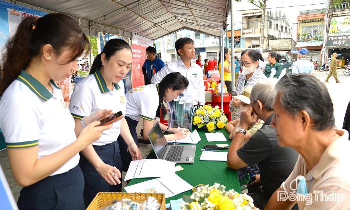 Các đơn vị tham gia Ngày hội hỗ trợ người dân sử dụng các tiện ích số. 