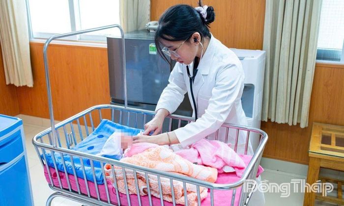 Mẹ và bé đều khỏe mạnh sau sinh, được bác sĩ tận tình chăm sóc.