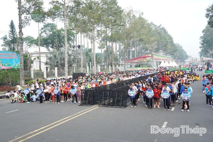 Quang cảnh buổi hưởng ứng tại đầu cầu tỉnh Đồng Tháp.