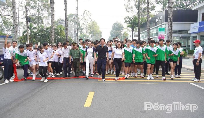 Các đại biểu xuất phát, hưởng ứng chương trình.