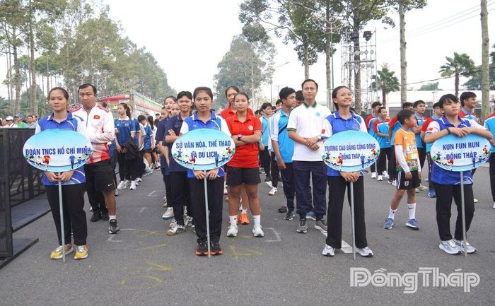 Đông đảo cán bộ, công chức, viên chức, Lực lượng vũ trang, học sinh, sinh viên và Nhân dân trên địa bàn tham gia.