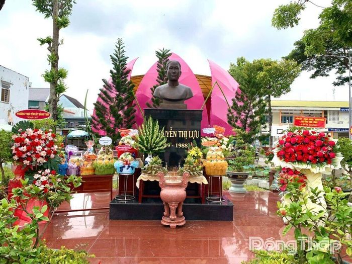 Tượng đồng chí Nguyễn Thị Lựu đặt tại khuôn viên Trường THCS Cao Lãnh - Điểm Trường Nguyễn Thị Lựu.