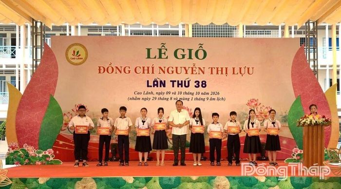 Đồng chí Nguyễn Hùng Tráng, Ủy viên Ban Thường vụ Tỉnh ủy, Bí thư Đảng ủy, Chủ tịch HĐND phường Cao Lãnh, trao học bổng cho học sinh.