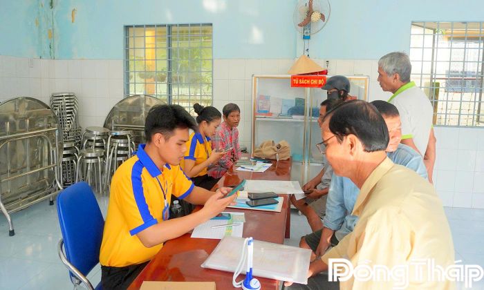 Tổ công nghệ số cộng đồng các ấp hỗ trợ người dân cài đặt tích hợp thẻ bảo hiểm y tế, tài khoản an sinh xã hội lên ứng dụng định danh điện tử VNeID.