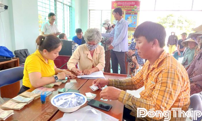 Tổ chi trả lưu động hướng dẫn người dân thực hiện các thủ tục hoàn trả tiền bảo hiểm y tế.